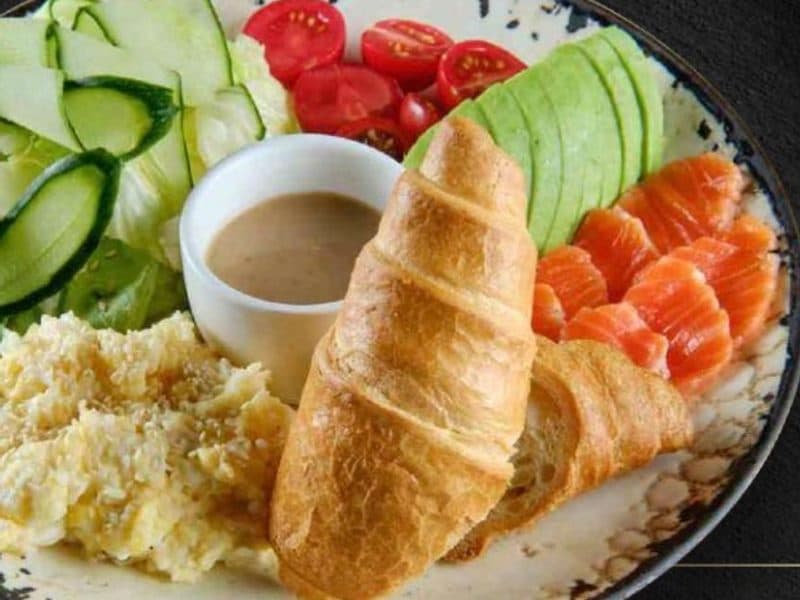 Английский завтрак с круассаном