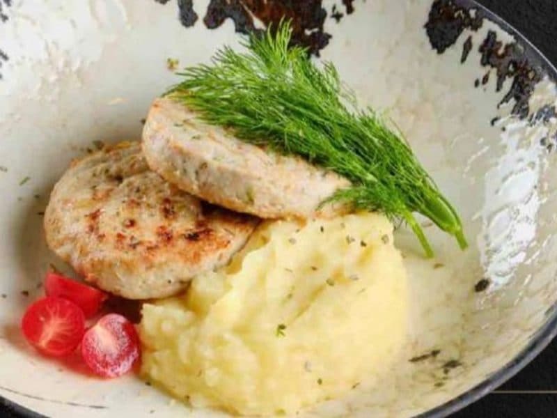 Куриные котлеты с картофельным пюре