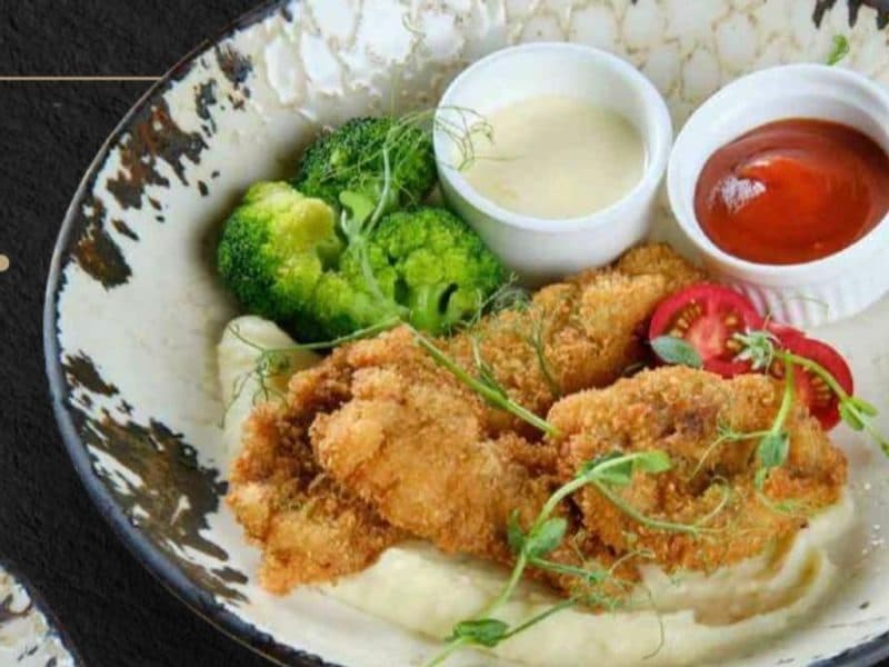 Шницель по-милански с телятиной и брокколи