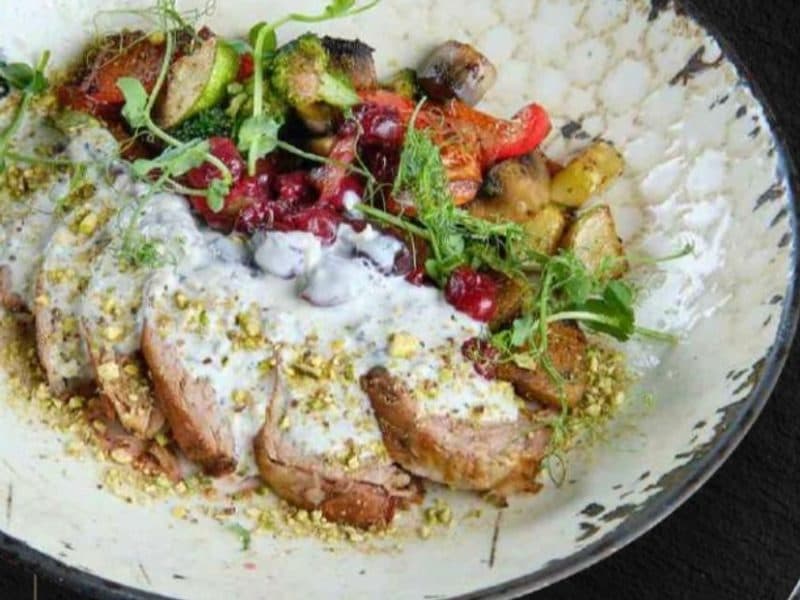 Томленая баранина с жареными овощами и грибным соусом