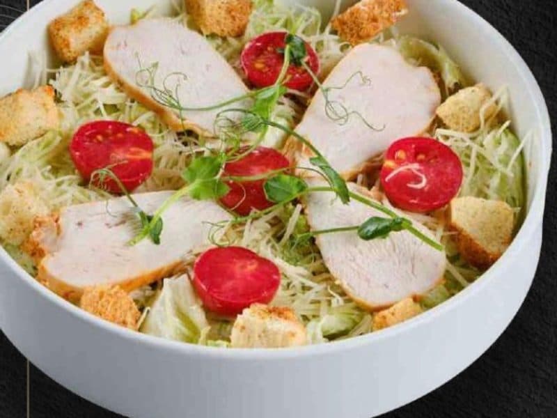 Салат цезарь с курицей